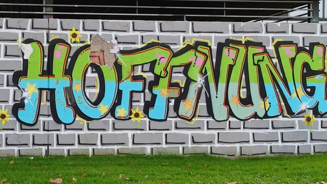 Steinmauer mit dem Wort "Hoffnung"