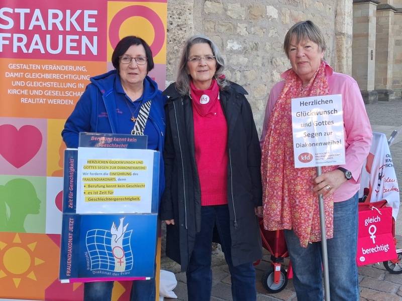 Rita Monz (Vorstand Netzwerk) mit kfd-Vetreterinnen