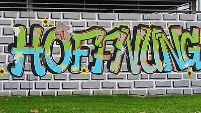 Steinmauer mit dem Wort "Hoffnung"