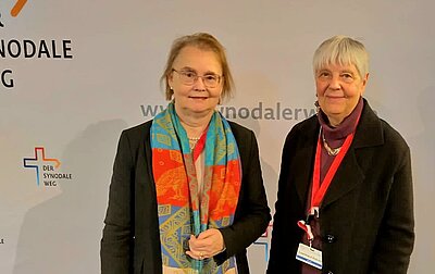 Prof.in Dr. Margit Eckholt und Irmentraud Kobusch bei der 6. Synodalversammlung